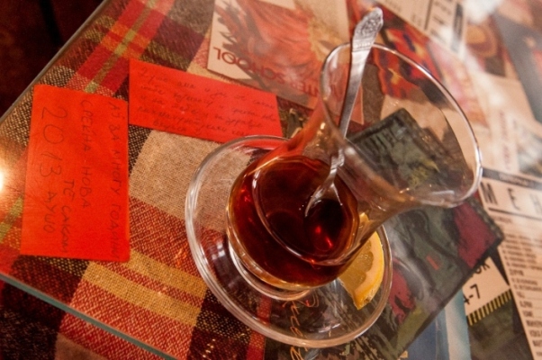 Чај, маса и вечни пораки под стаклото