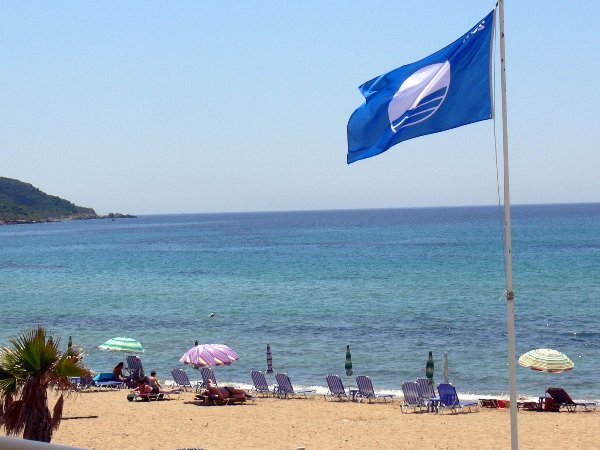 Крф, Грција, плажа со сино знаме
