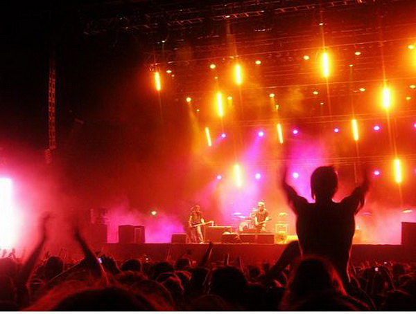 Renaissance на Крит,  The Wall live  во Атина, Rockwave во Малакаса