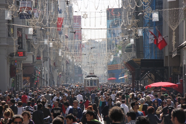 Istiklal_busy_afternoon