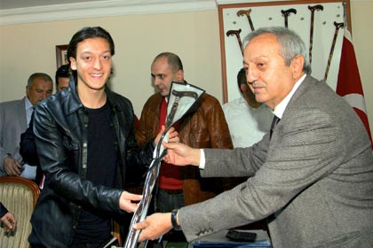 ozil_balkon3